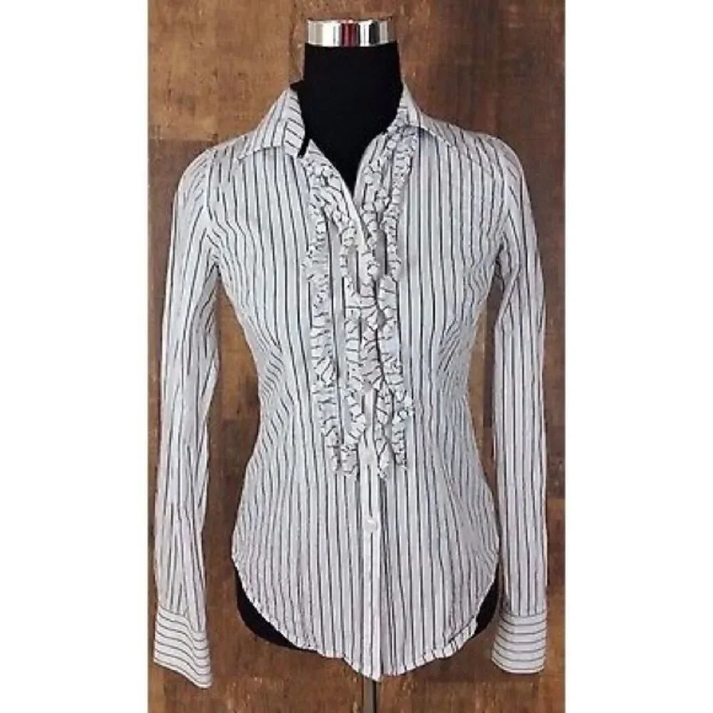✨American Eagle Button Up Ruffle Shirt✨